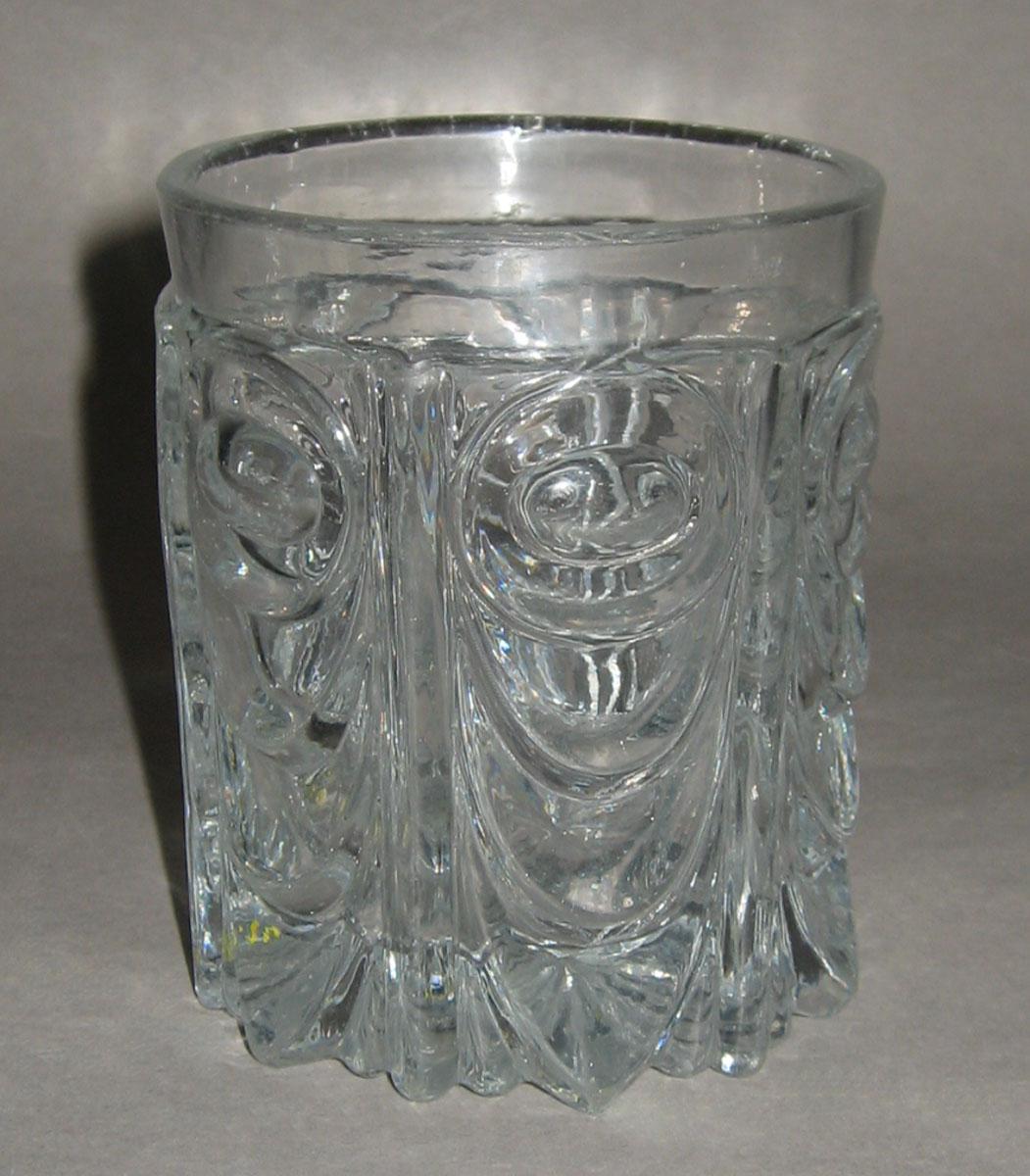 1981.0074 Glass tumbler
