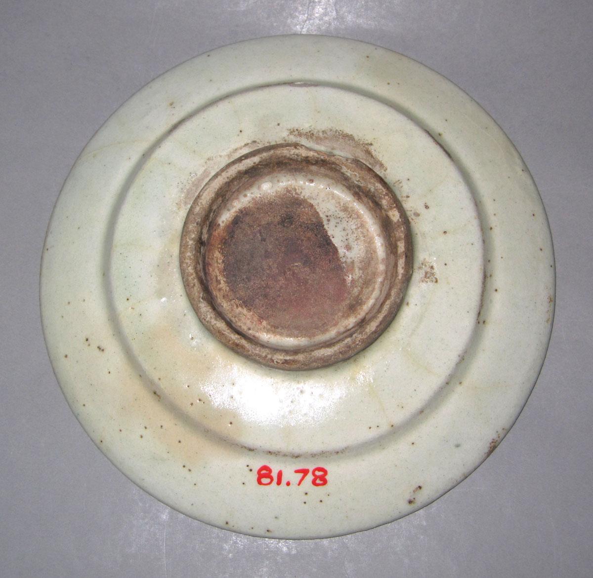 1981.0078 Earthenware dish underside
