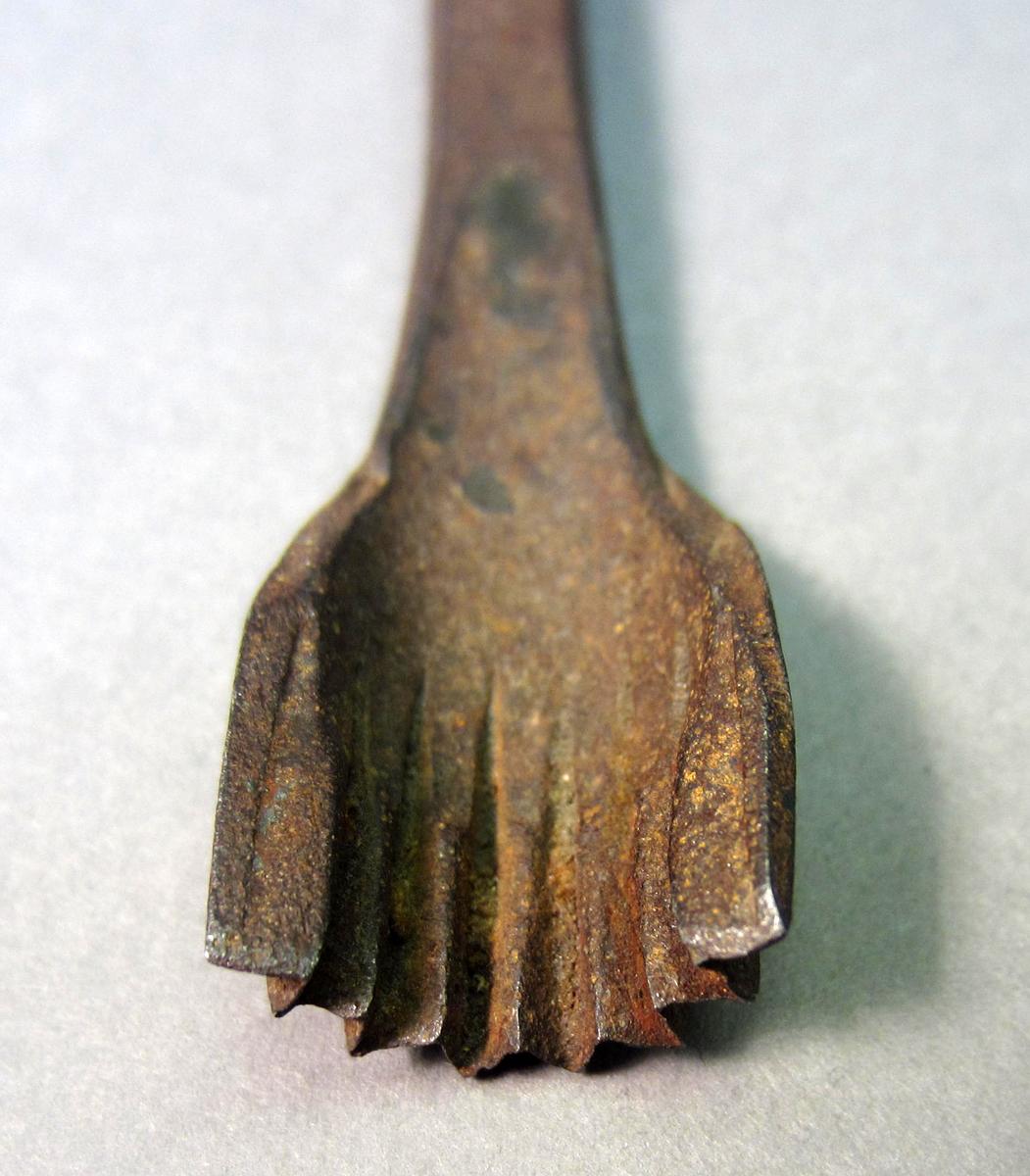 1981.0097 Pinking tool, Detail