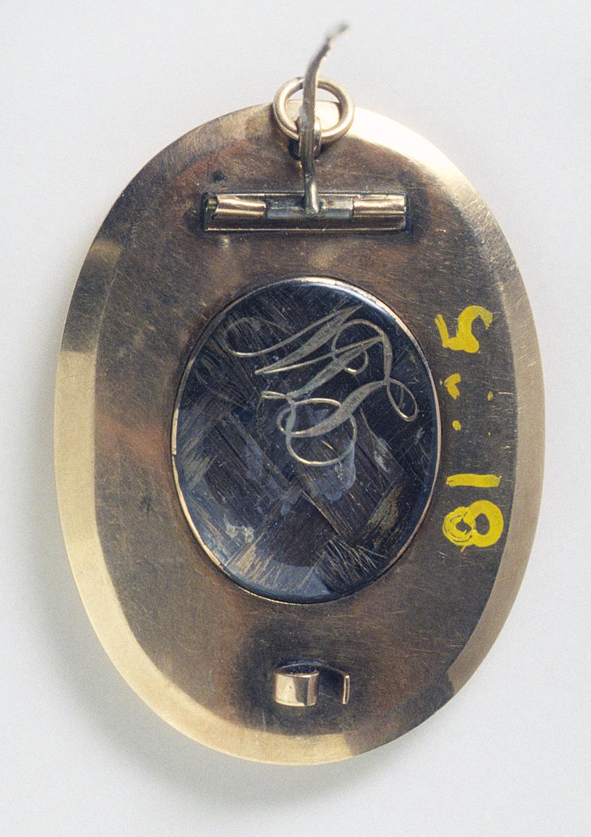 1981.0105 Mourning Pin and Locket