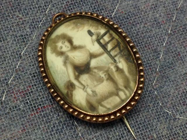 1981.0118 Locket, view 1