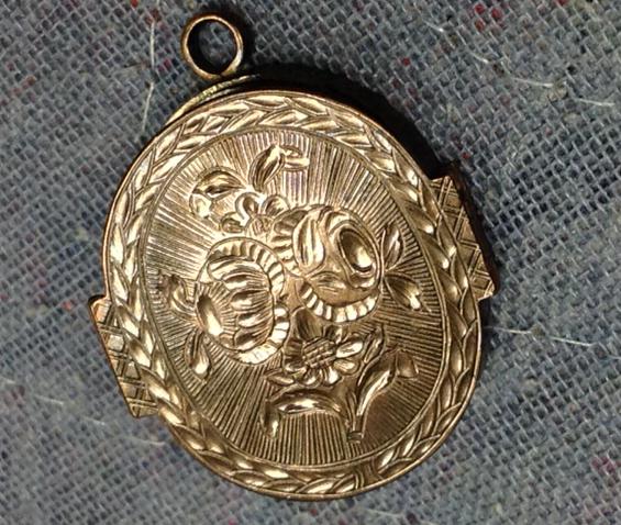 1981.0127 Locket, view 2
