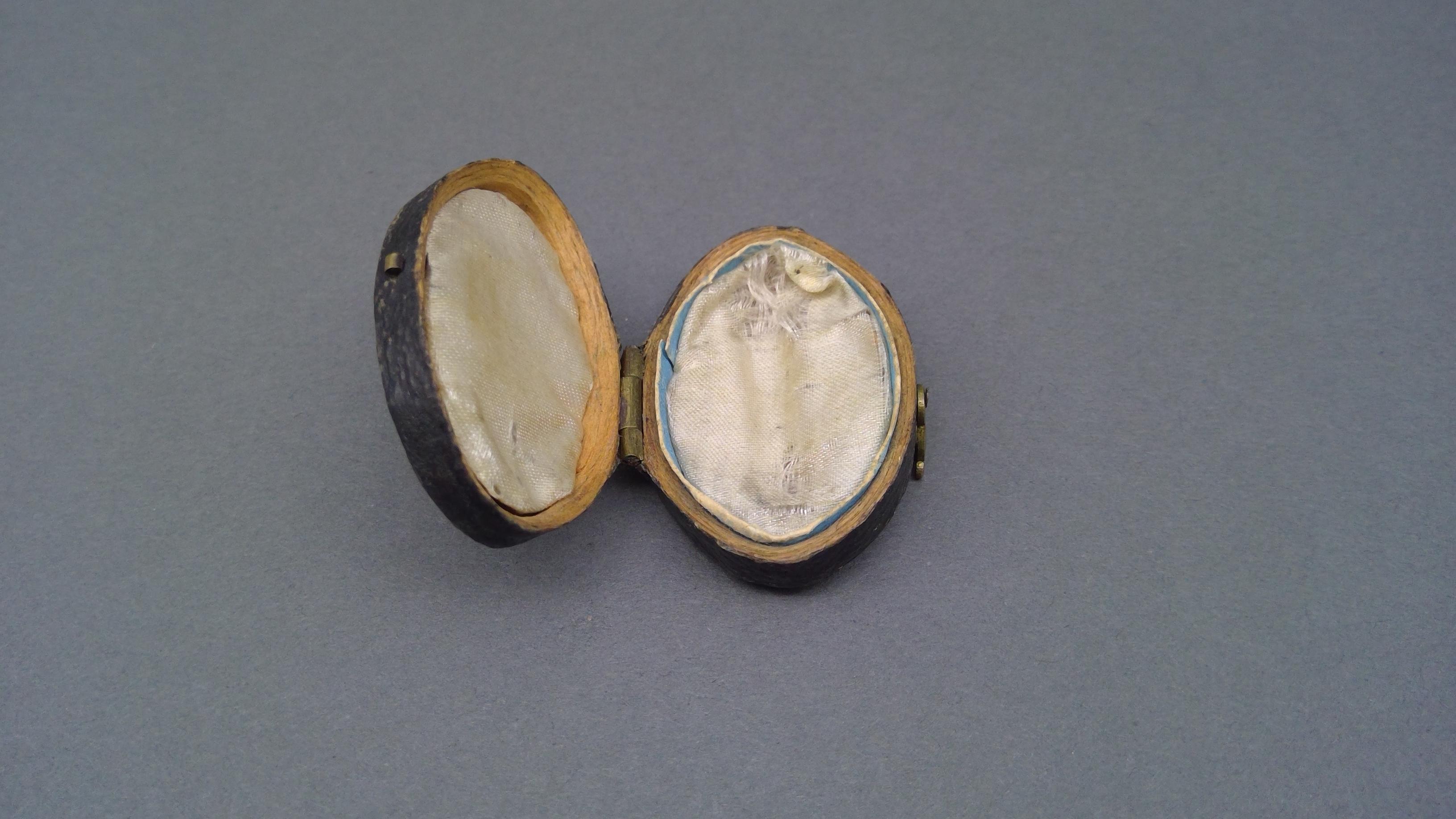 1981.0128 B Mourning brooch case view 1