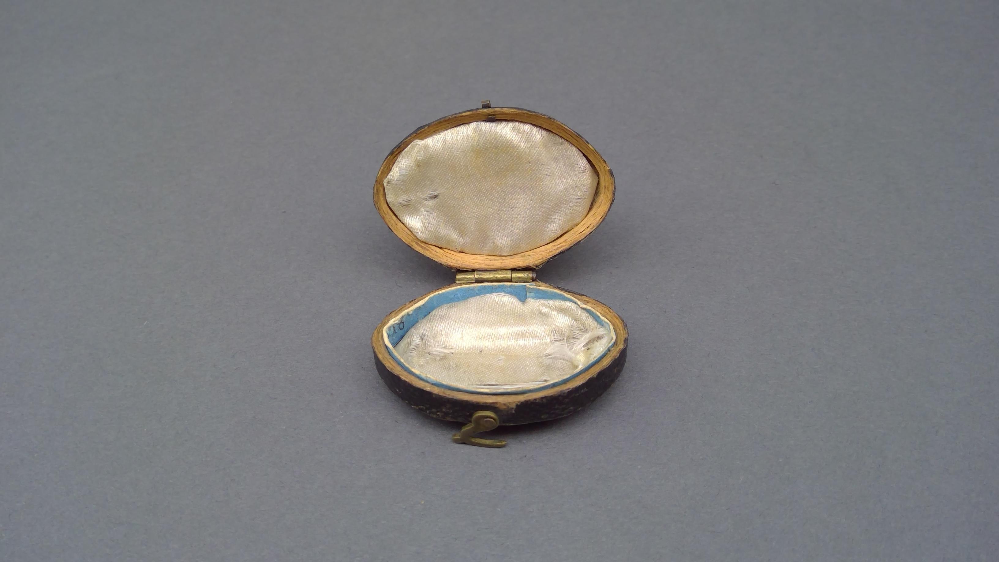 1981.0128 B Mourning brooch case view 2