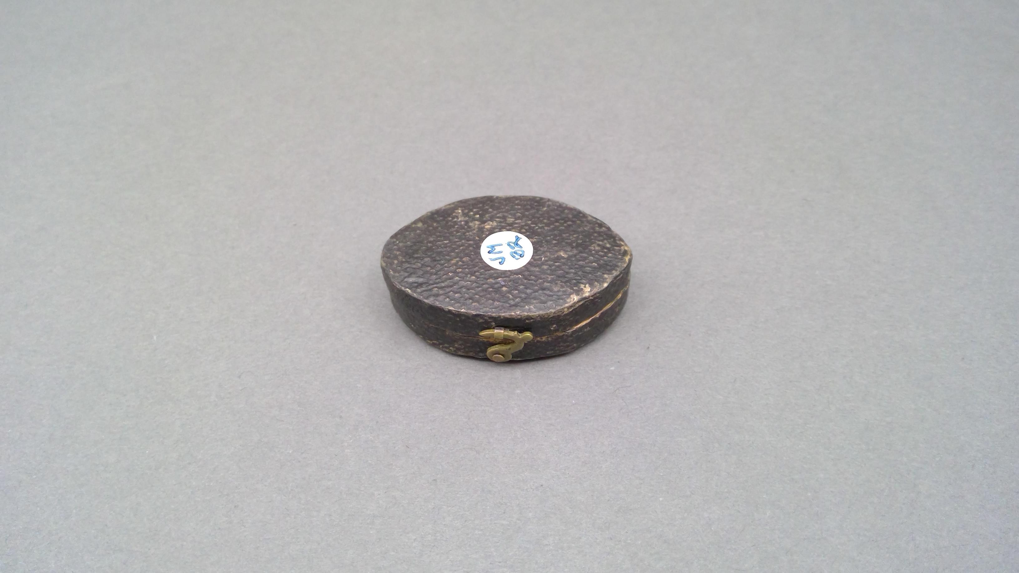 1981.0128 B Mourning brooch case view 3