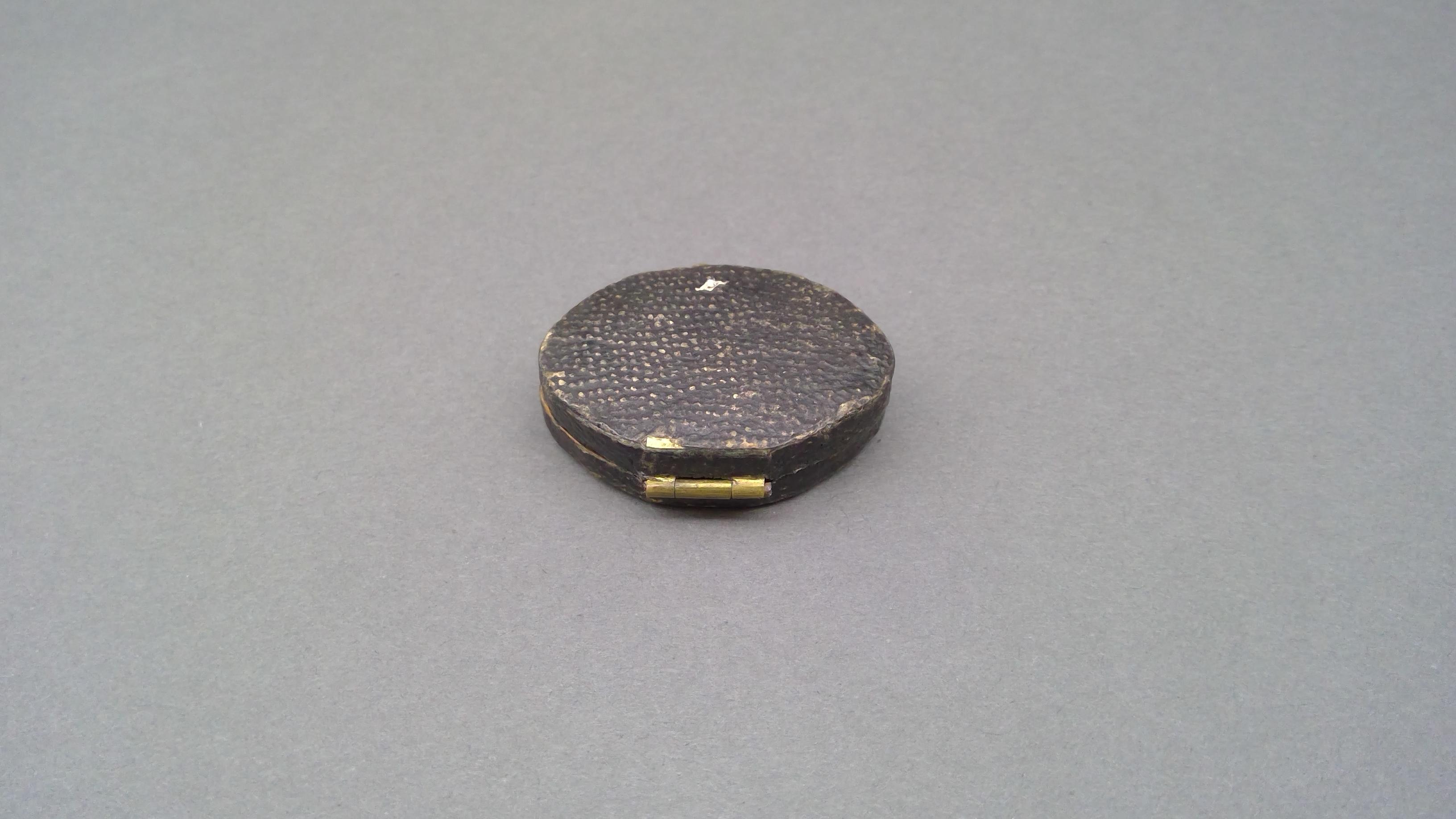 1981.0128 B Mourning brooch case view 4