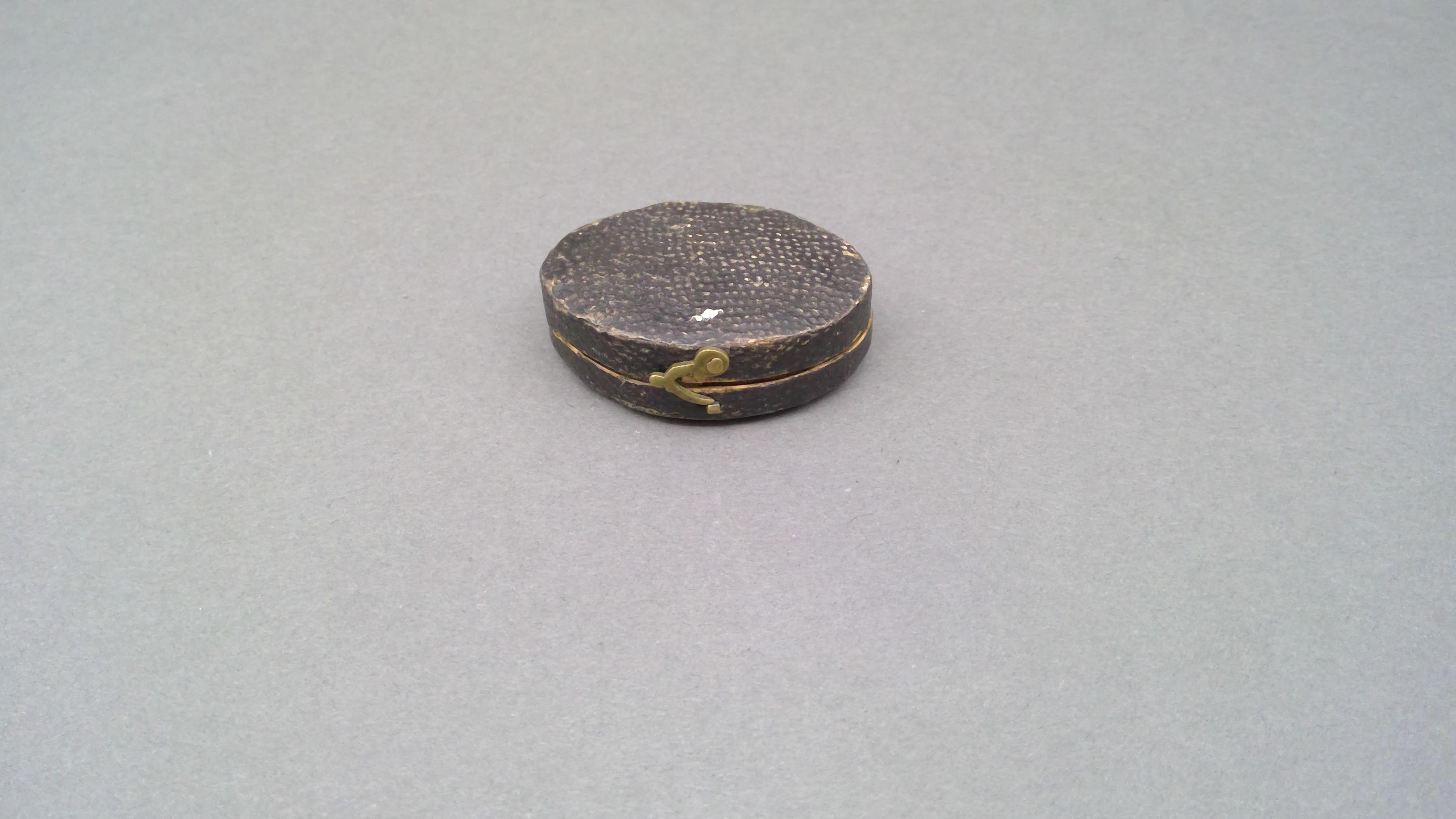 1981.0128 B Mourning brooch case view 5