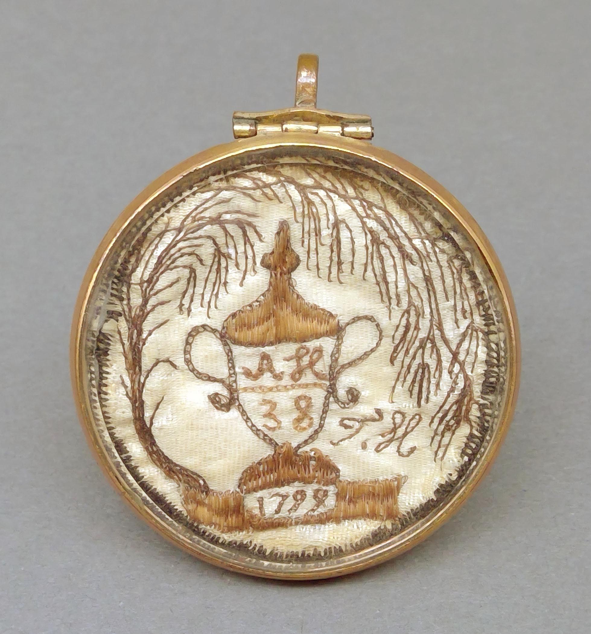 1981.0133 Locket, Mourning brooch, view 1
