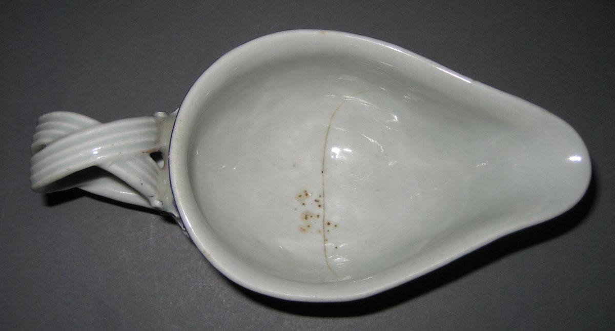 1981.0218 Porcelain Sauce Boat interior