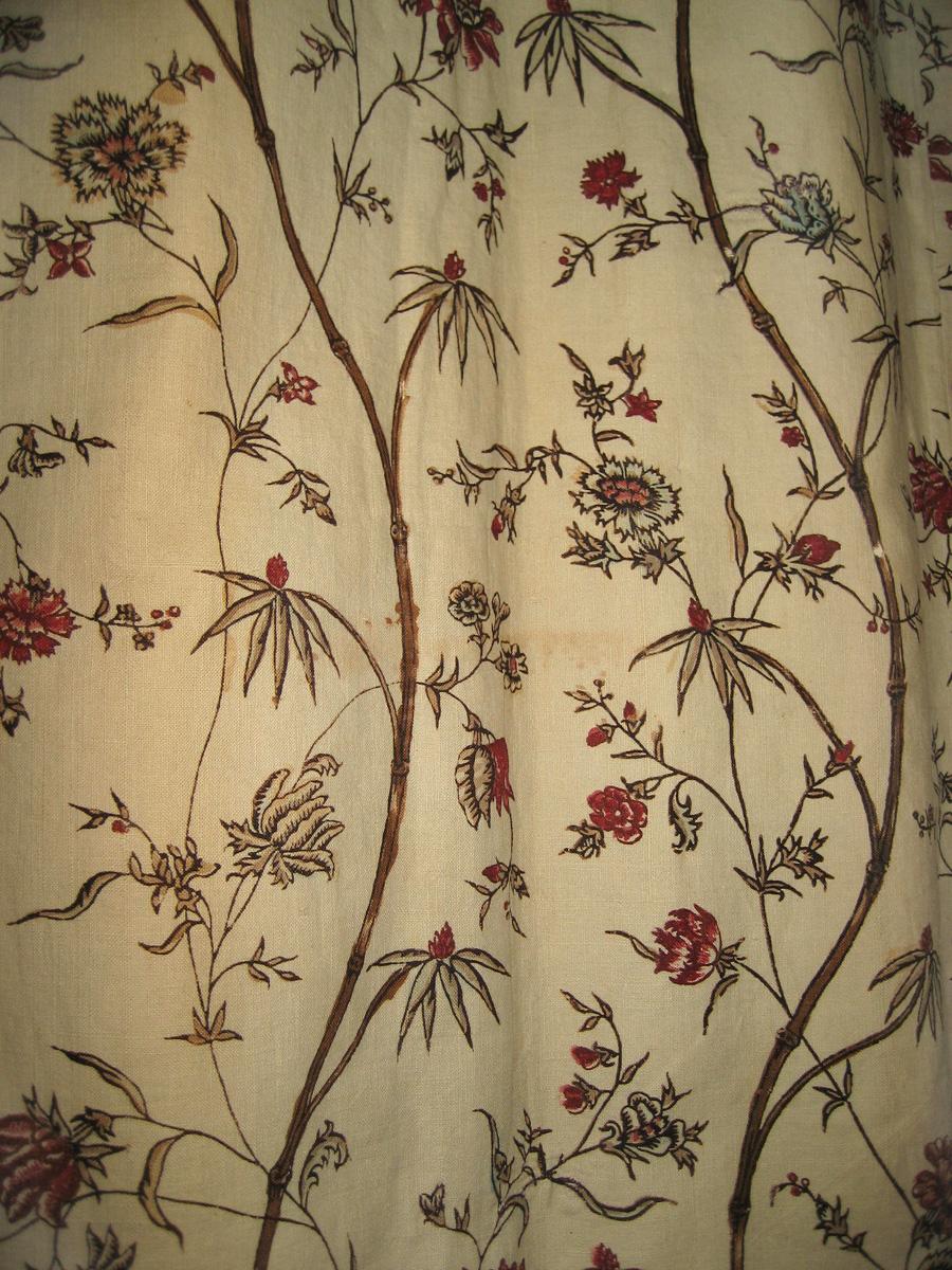 1952.0337 D curtain fabric detail
