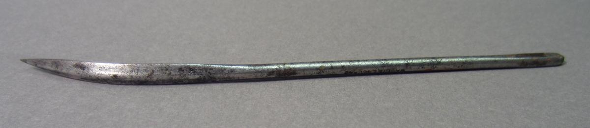 1981.0225 Curved needle, View 1