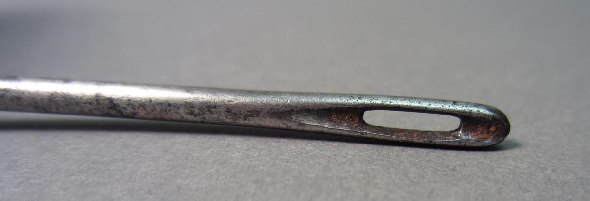 1981.0225 Curved needle, Eye