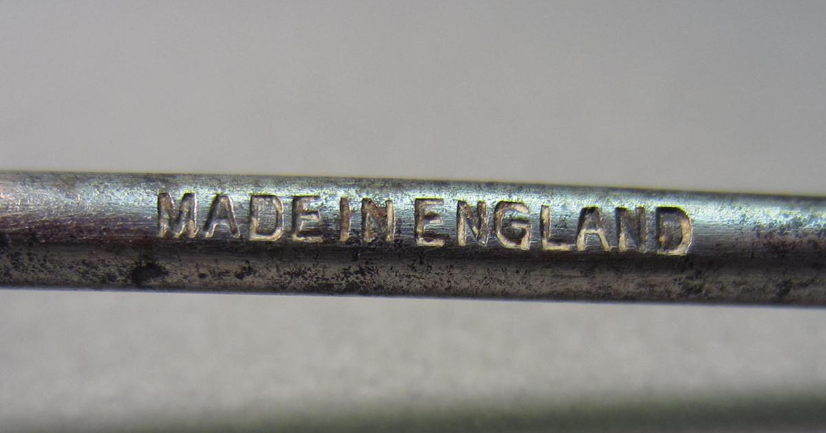 1981.0225 Curved needle, Mark
