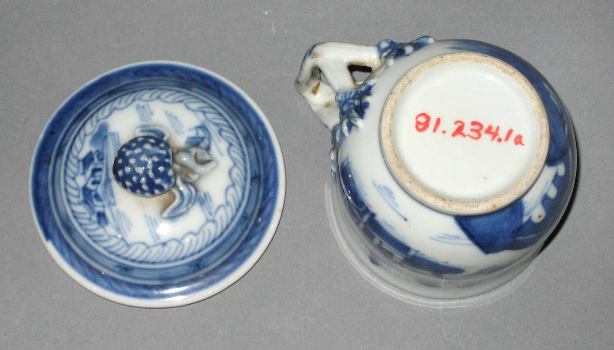 1981.0234.001 A, B Porcelain pot de creme, bottom