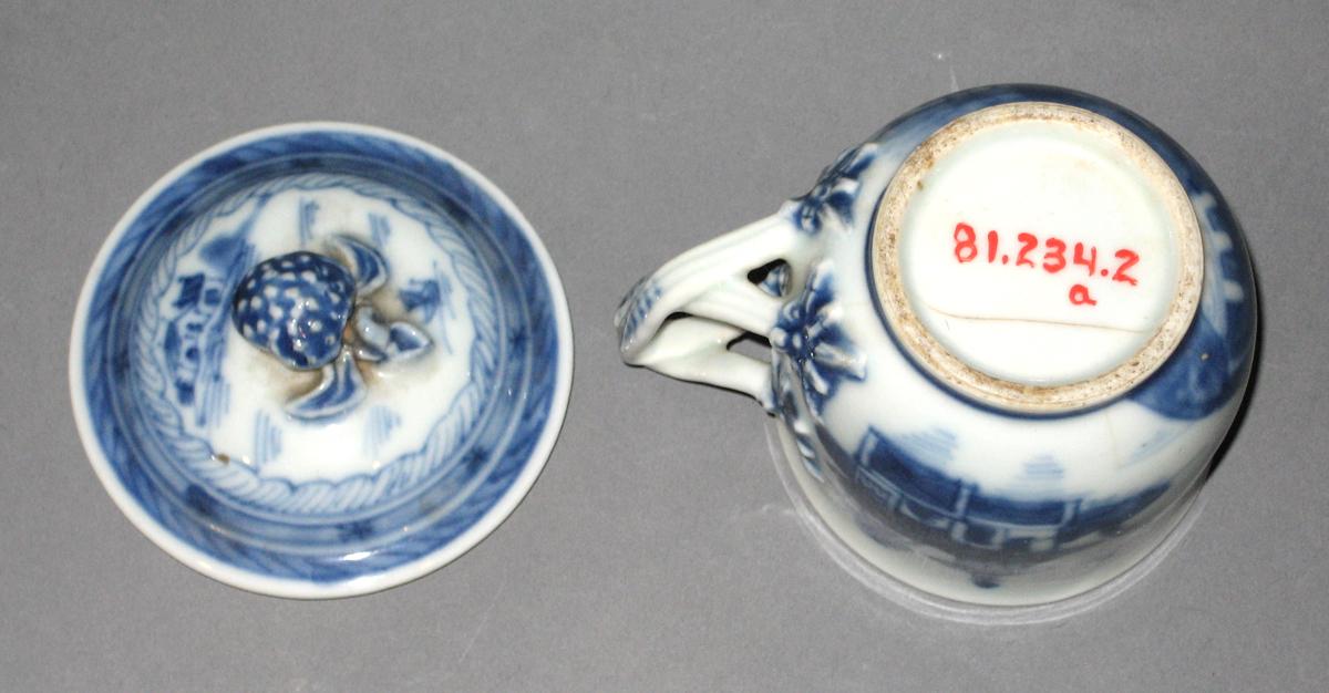 1981.0234.002 A, B Porcelain pot de creme, bottom