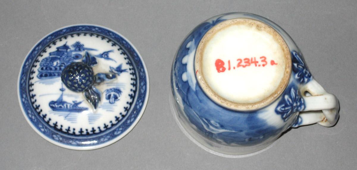 1981.0234.003 A, B Porcelain pot de creme, bottom