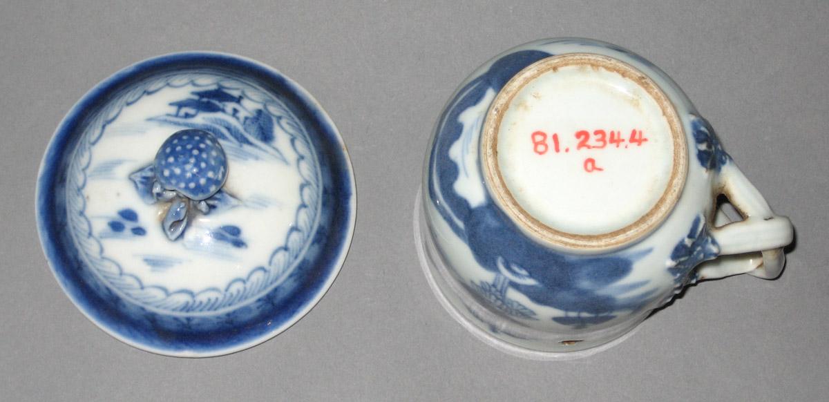 1981.0234.004 A, B Porcelain pot de creme, bottom