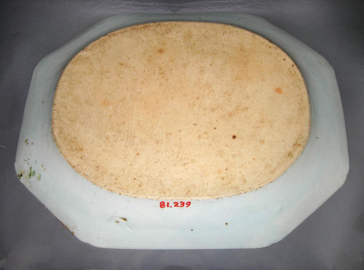 1981.0239 Porcelain dish, back