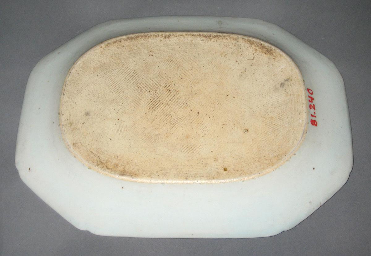 1981.0240 Porcelain dish, back
