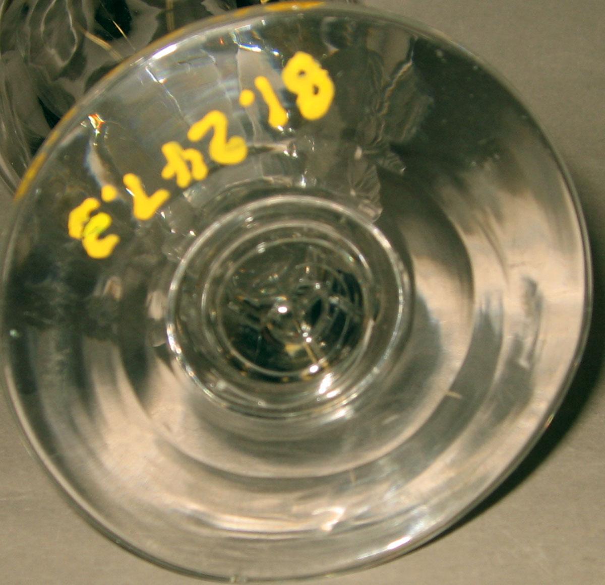 1981.0247.003 Glass wineglass (underside)