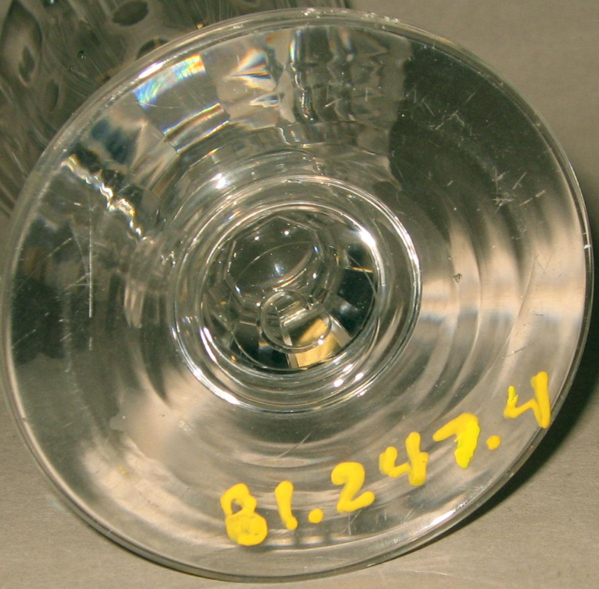 1981.0247.004 Glass wineglass (underside)