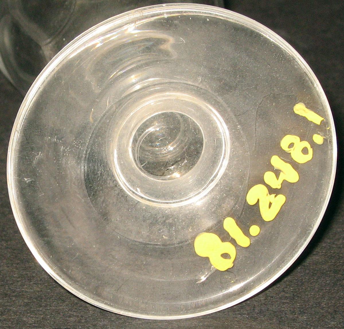 1981.0248.001 Glass wineglass (underside)