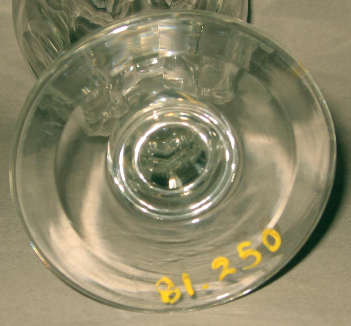 1981.0250 Glass wineglass (underside)