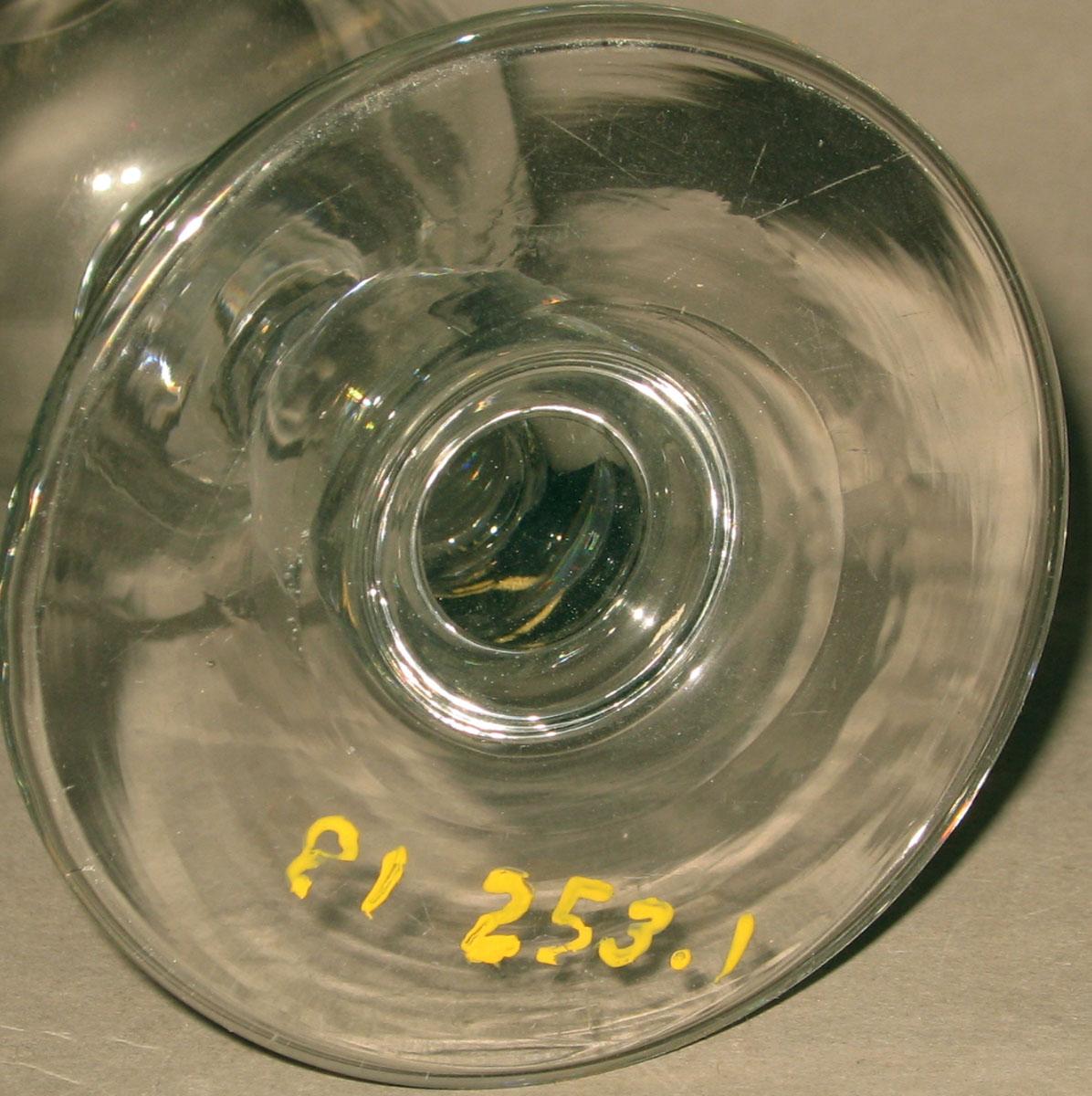 1981.0253.001 Glass wineglass (underside)