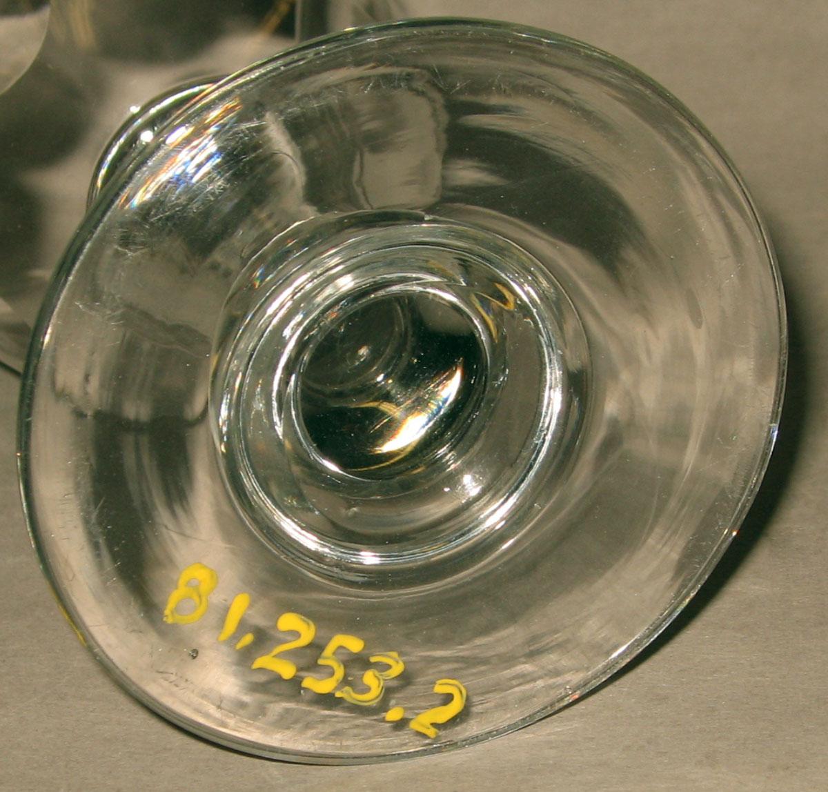 1981.0253.002 Glass wineglass (underside)