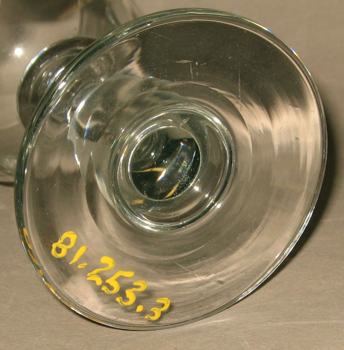 1981.0253.003 Glass wineglass (underside)