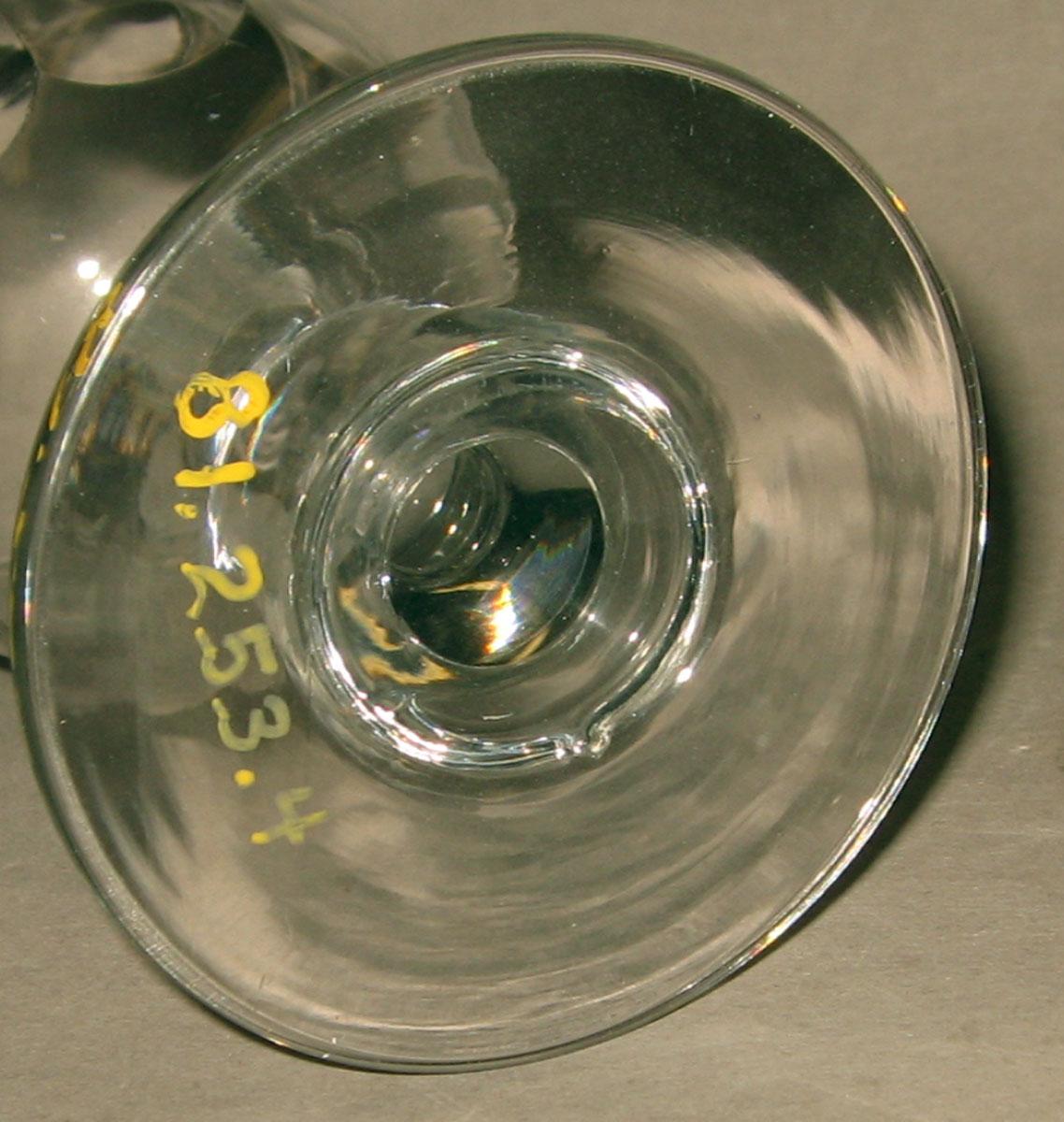 1981.0253.004 Glass wineglass (underside)