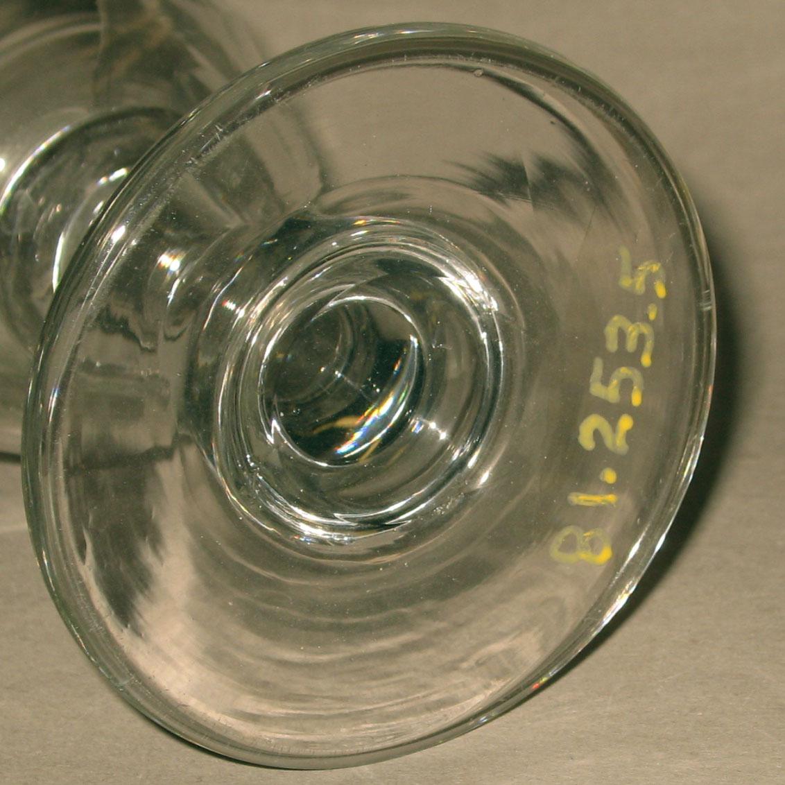 1981.0253.005 Glass wineglass (underside)