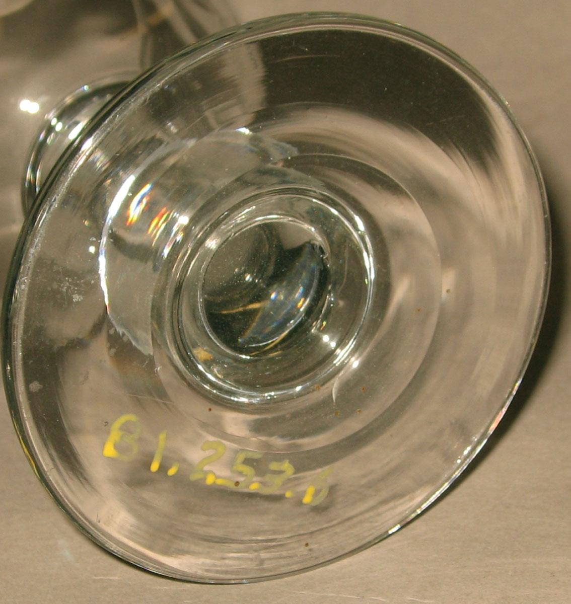 1981.0253.006 Glass wineglass (underside)