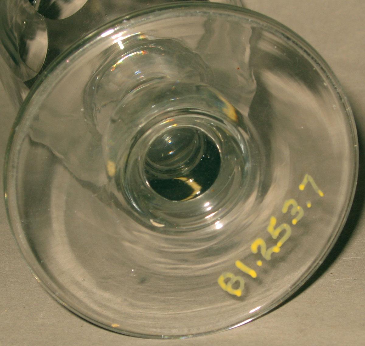1981.0253.007 Glass wineglass (underside)