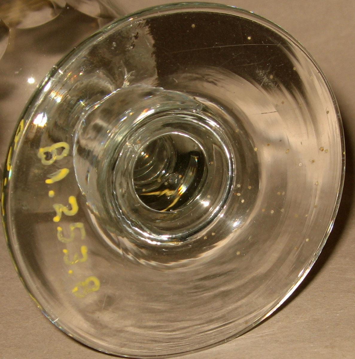 1981.0253.008 Glass wineglass (underside)