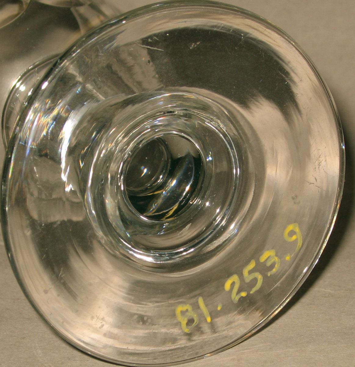 1981.0253.009 Glass wineglass (underside)