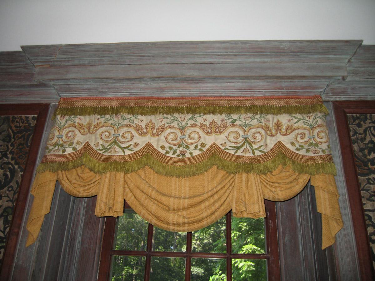 1957.1360.001 Window hanging