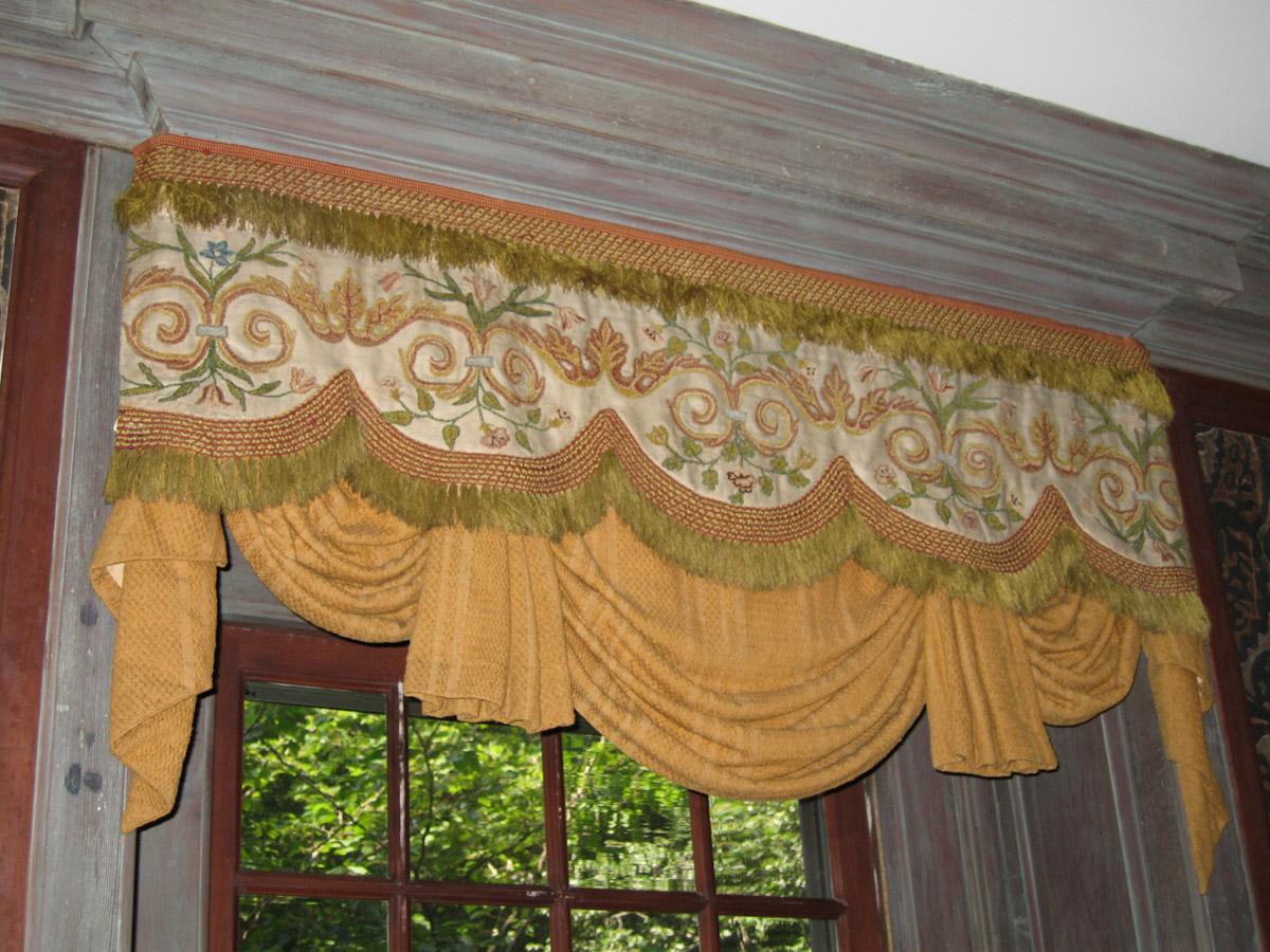 1957.1360.002 Window hanging