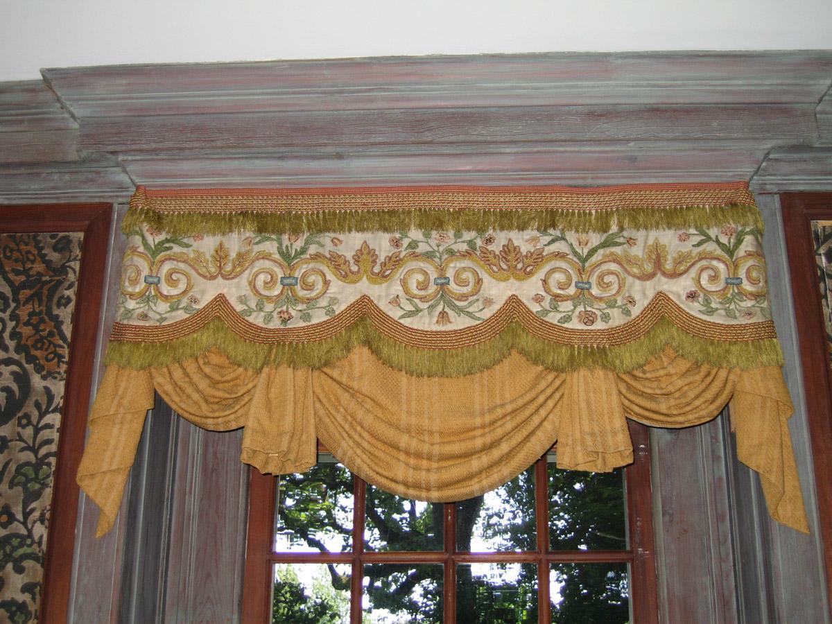 1957.1360.003 Window hanging