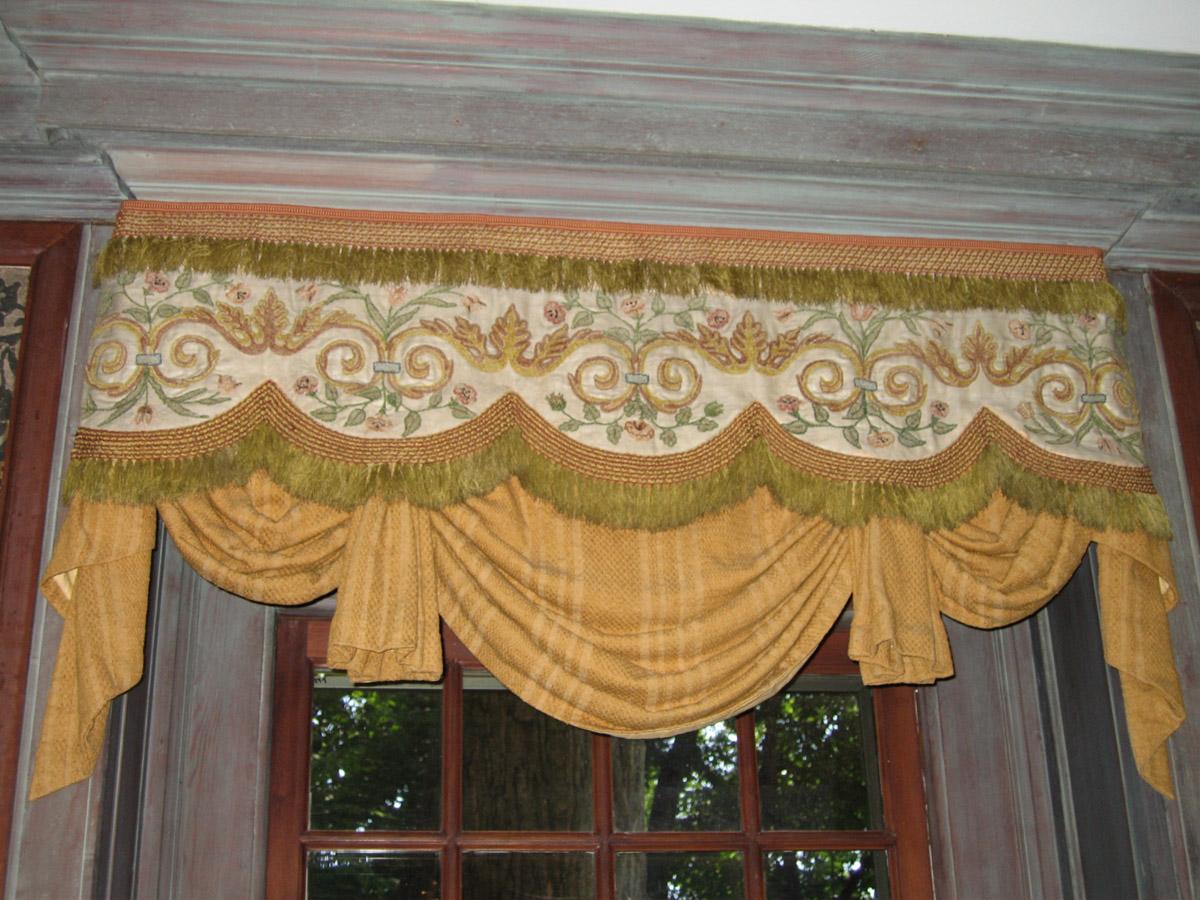 1957.1360.004 Window hanging