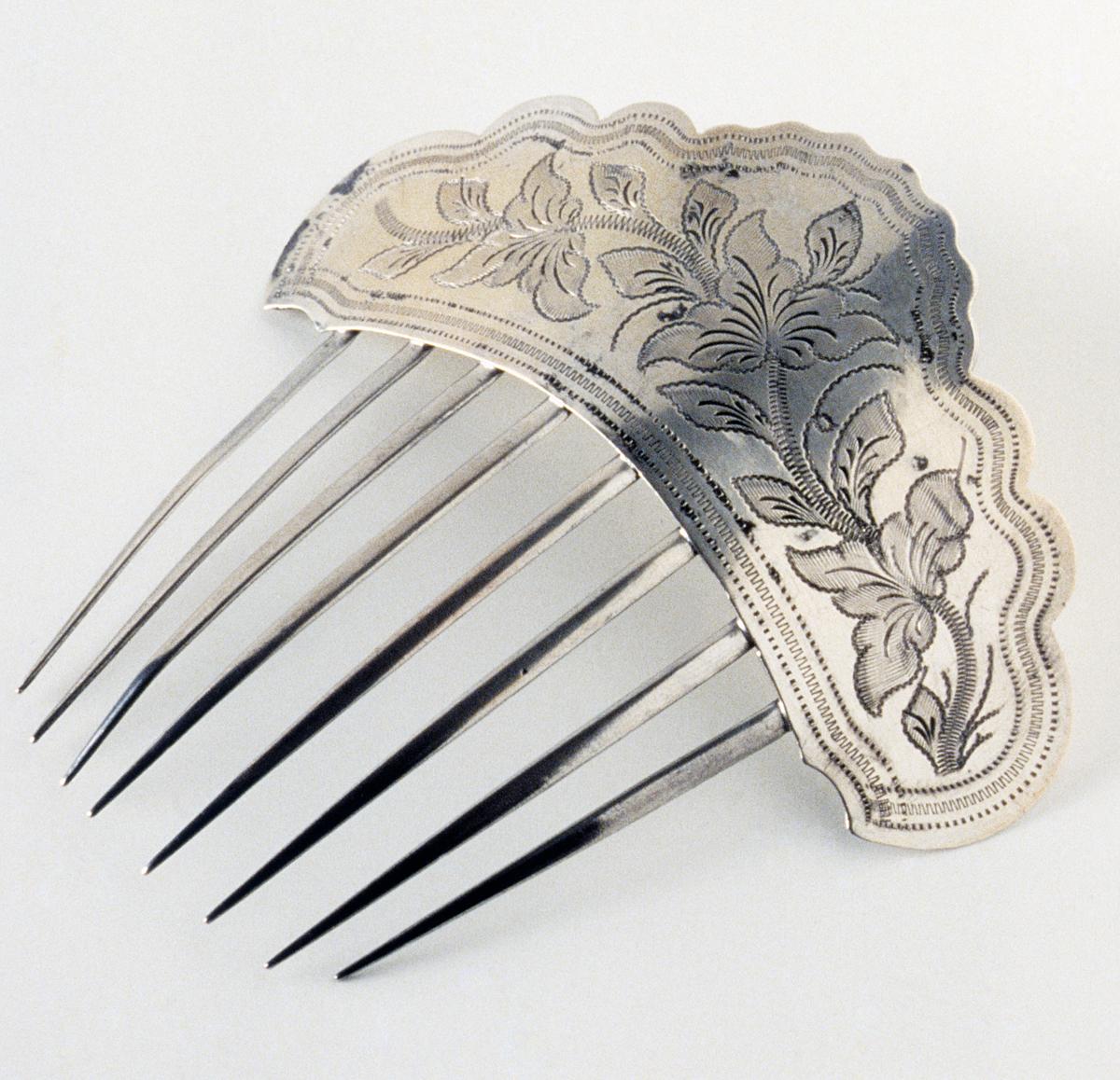 1982.0002 Silver Comb
