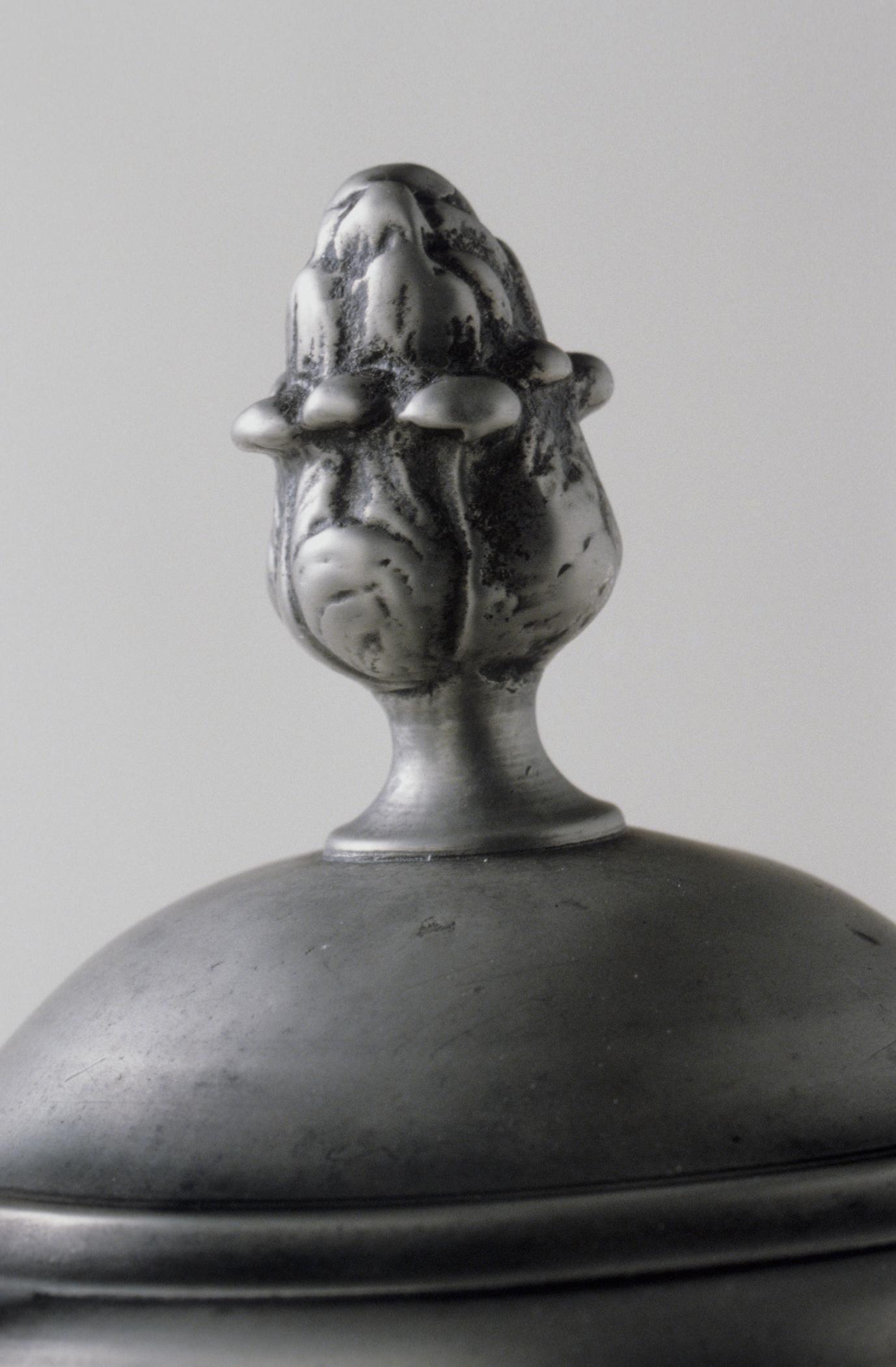 1982.0005 Pewter flagon (detail 2)