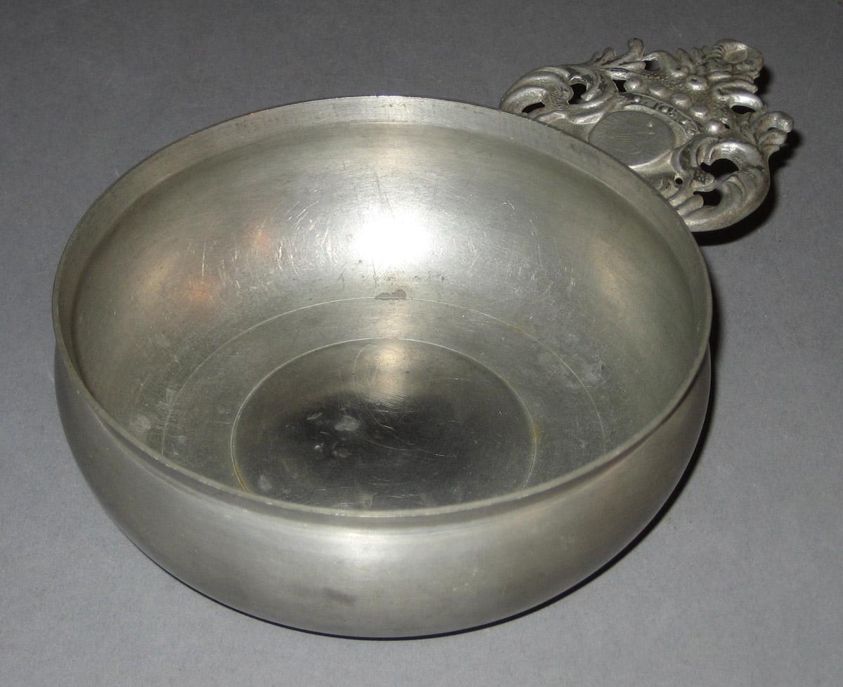 1982.0073 Porringer