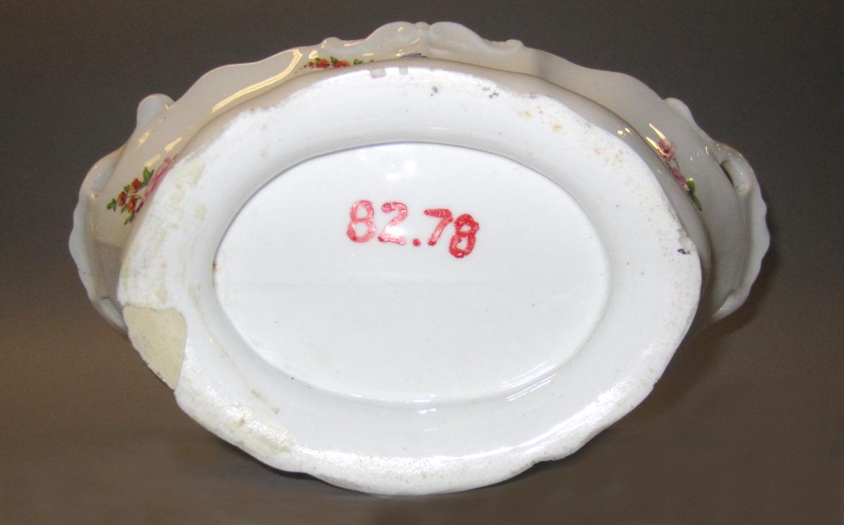 1982.0078 Dish underside