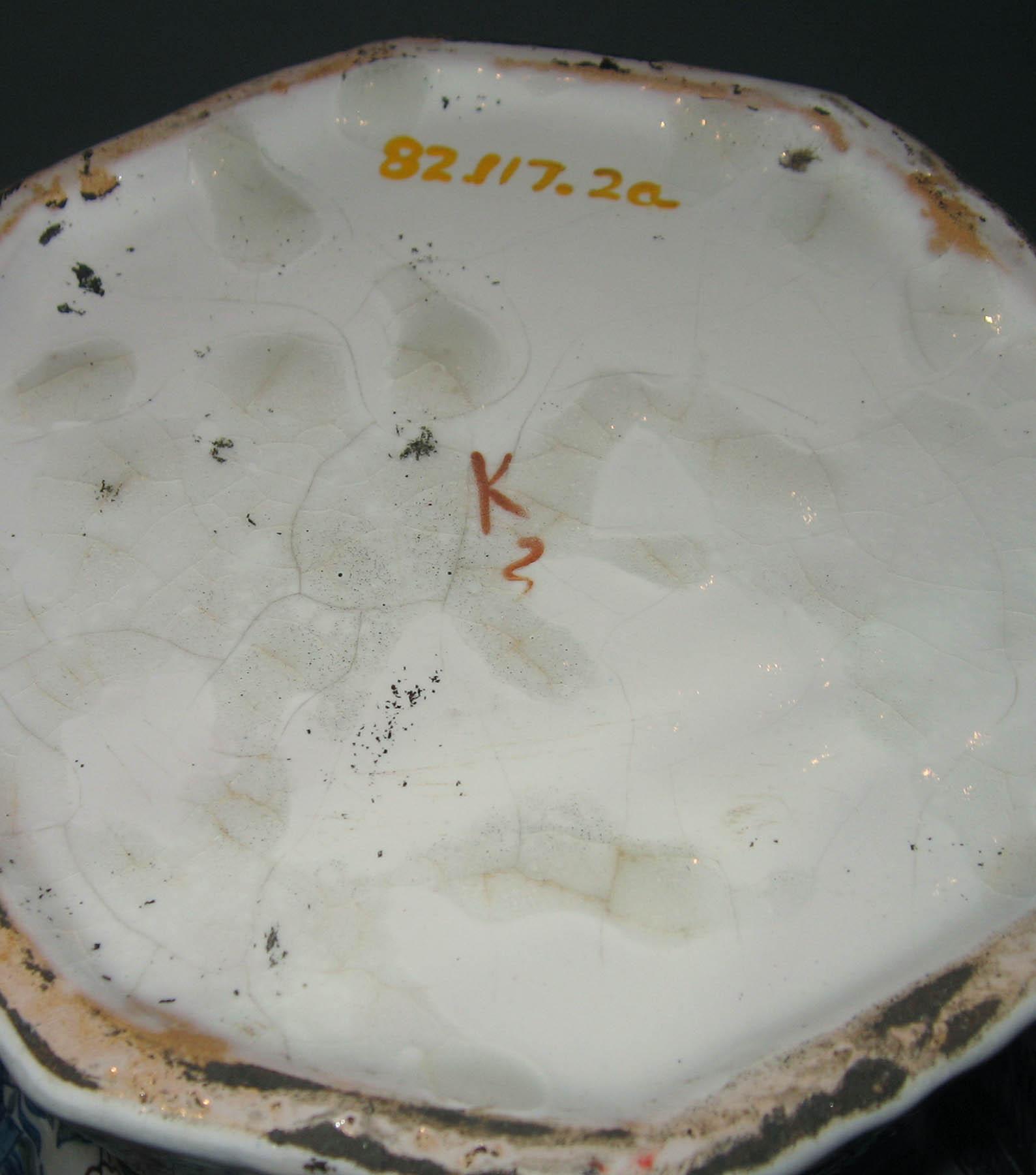 1982.0117.002 A, B Earthenware vase (mark)
