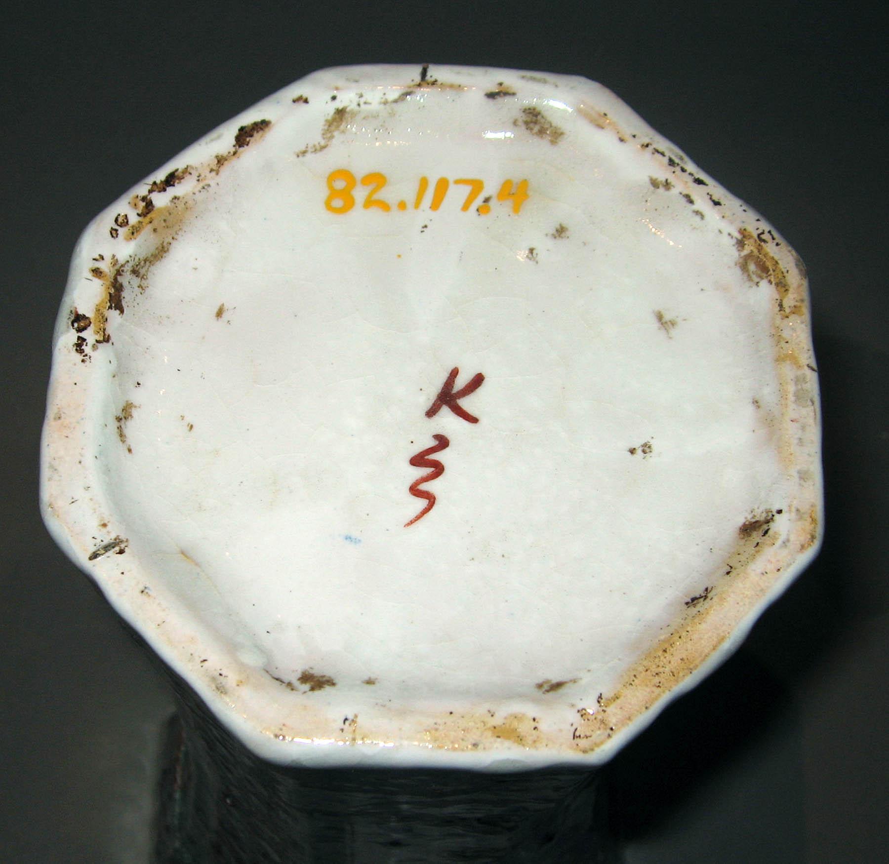 1982.0117.004 Earthenware vase (underside)
