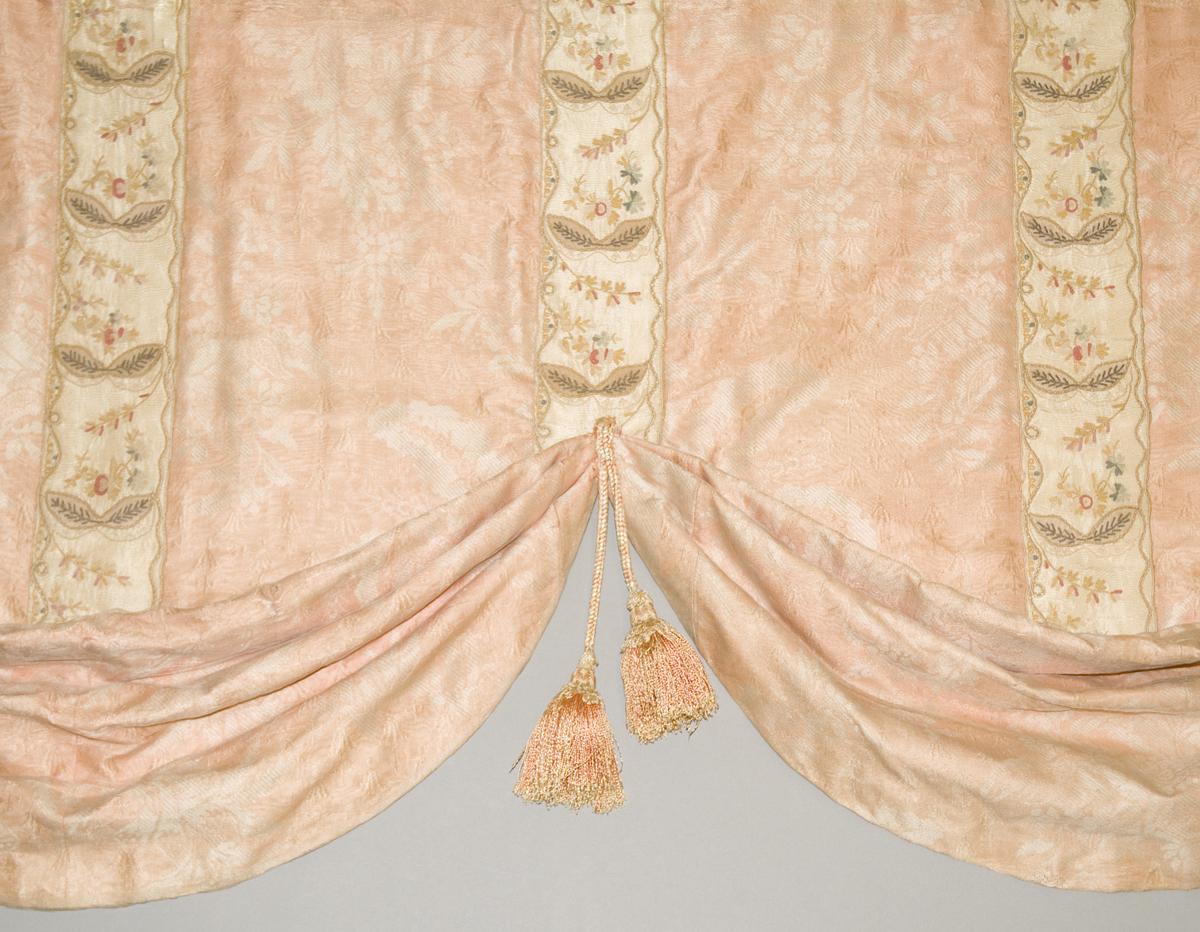 1957.1362 c Window hanging, valance detail
