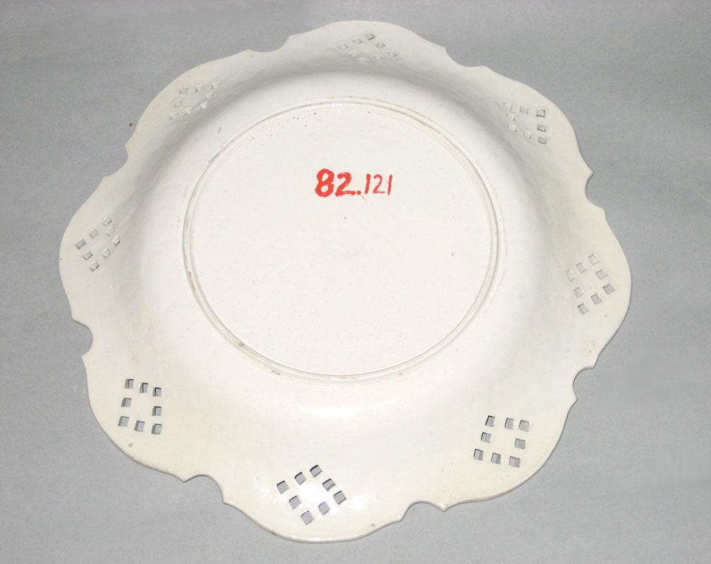 1982.0121 Dish underside