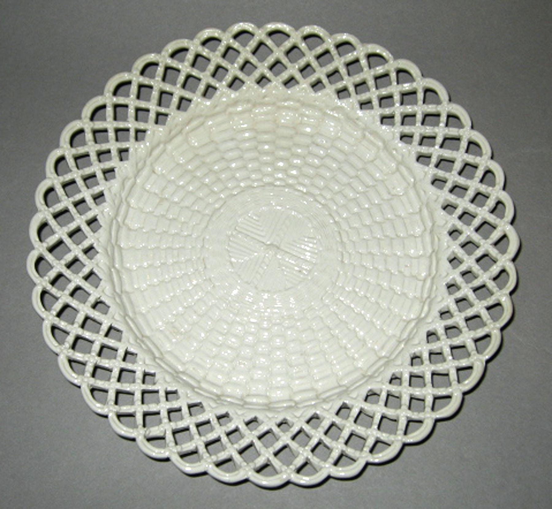 1982.0123.001 Stoneware dish