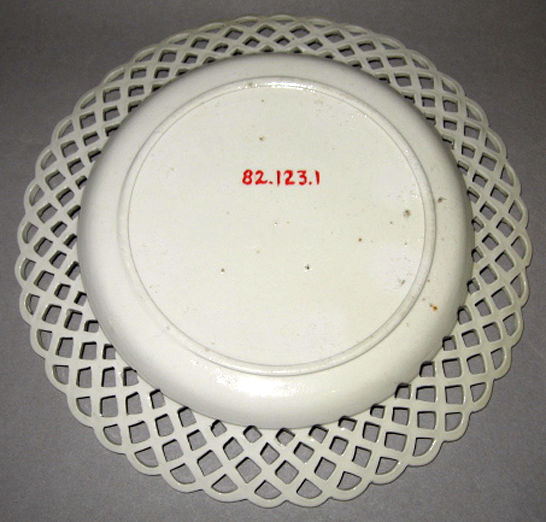 1982.0123.001 Stoneware dish (underside)